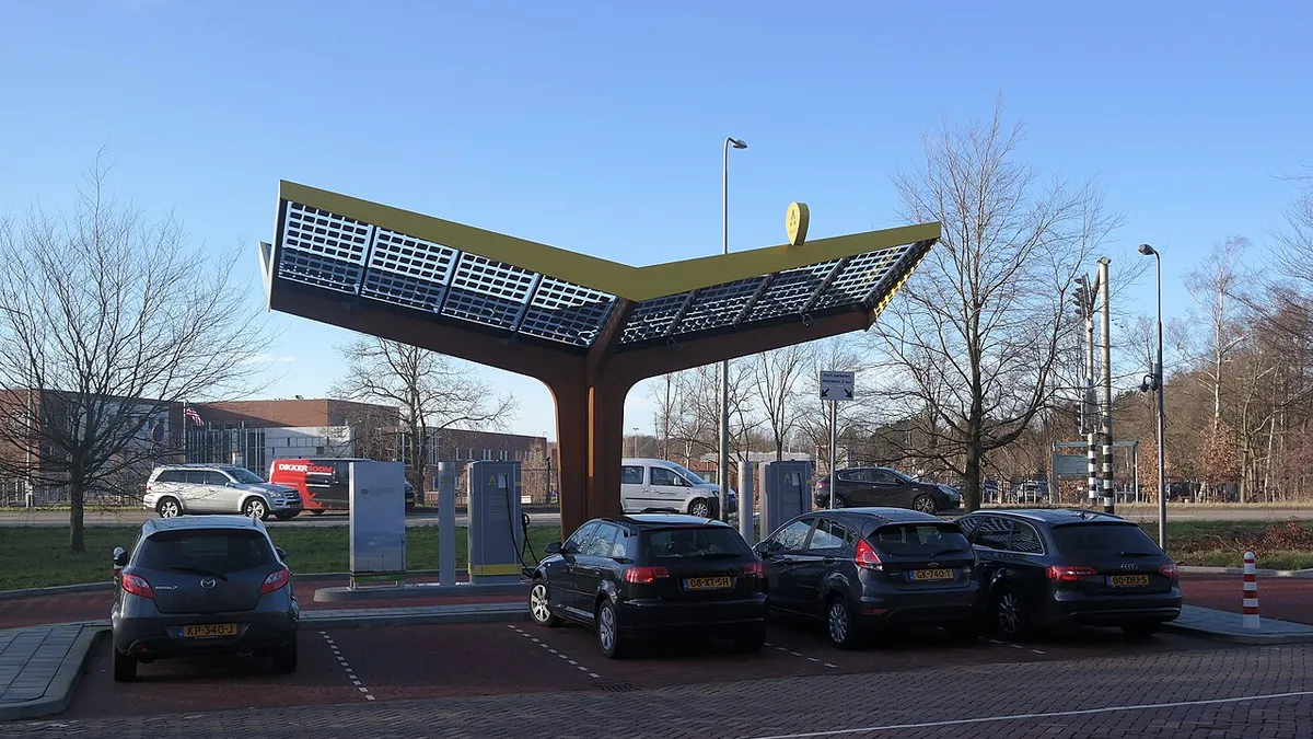 Elektrische voertuigen aan een snellaadstation