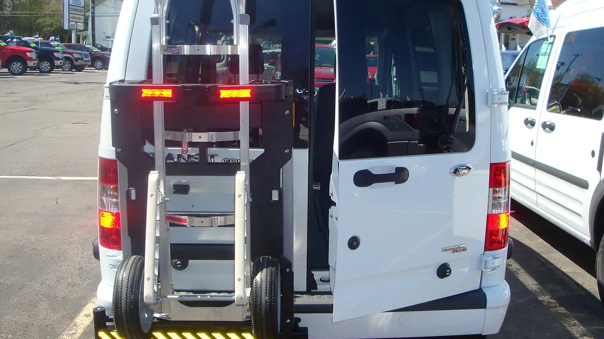 Bestelbus met open achterdeuren en laadruimte