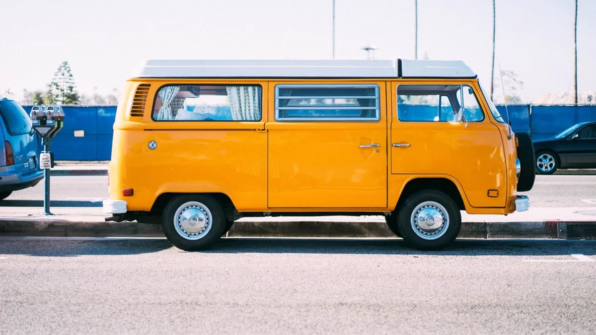 Klassieke bestelbus geparkeerd op een parkeerplaats