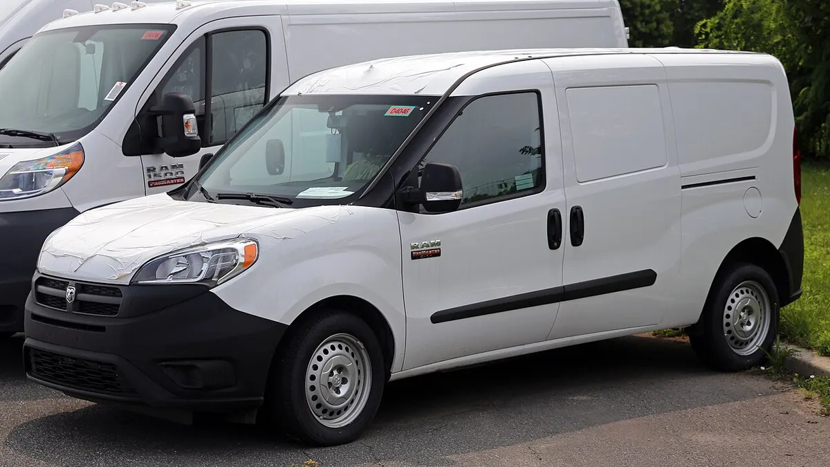 Witte bestelbus geparkeerd op een parkeerterrein