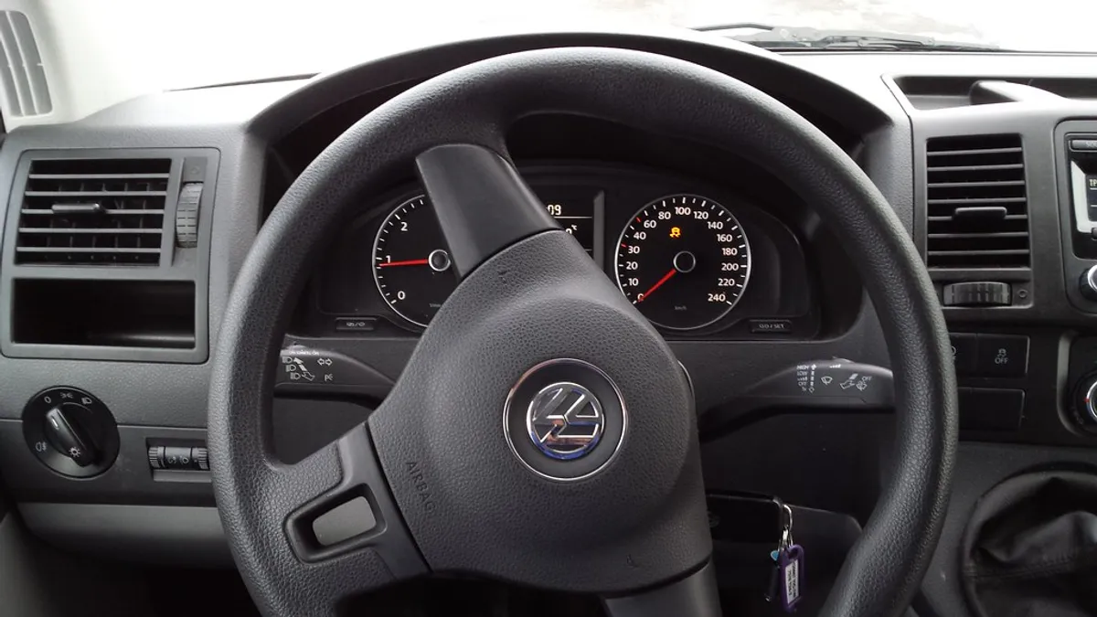 Stuur en dashboard van een bedrijfswagen