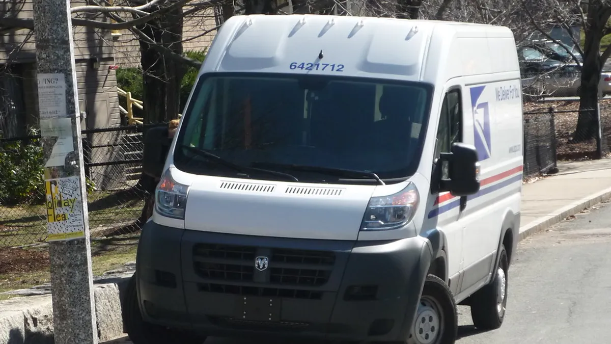 Witte bestelbus geparkeerd langs de stoep